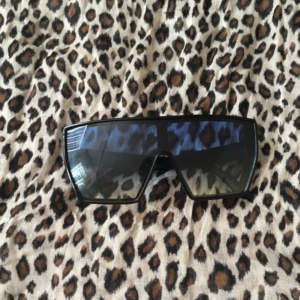 Retro Blue Shield Sunglasses 🕶